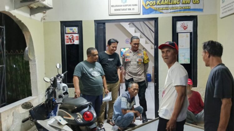 Perkuat Garda Malam Warga, Polisi Sambangi Poskamling Kampung Rawa Cegah Aksi Kejahatan