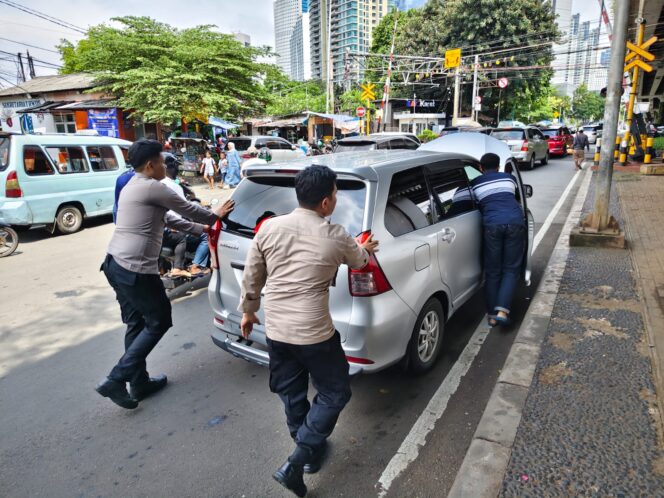 
					Personel Polsek Metro Tanah Abang Bantu Evakuasi Kendaraan Mogok, Lalu Lintas Kembali Lancar