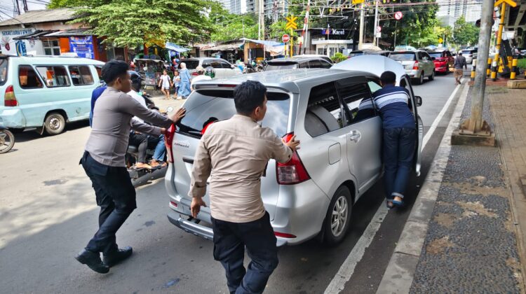 Personel Polsek Metro Tanah Abang Bantu Evakuasi Kendaraan Mogok, Lalu Lintas Kembali Lancar