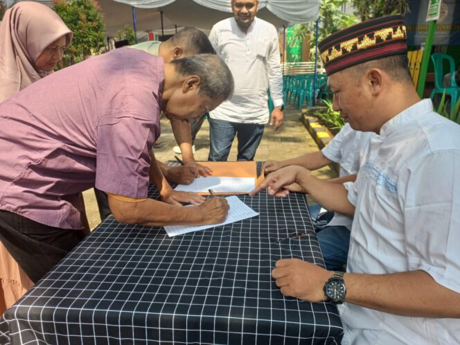 
					Bhabinkamtibmas Hadiri Halal Bihalal Keluarga Besar Kelurahan Kebon Kacang Pererat Silaturahmi Warga