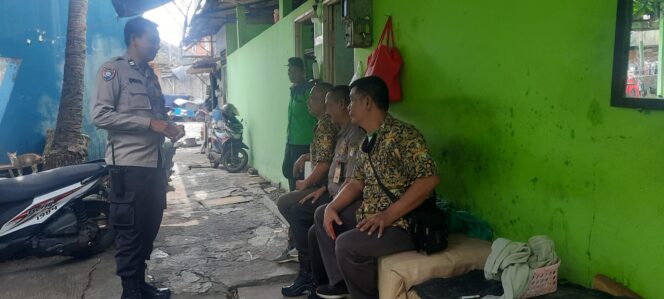 
					Bhabinkamtibmas Kebon Melati Laksanakan Sambang Warga RW 12, Sampaikan Imbauan Kamtibmas