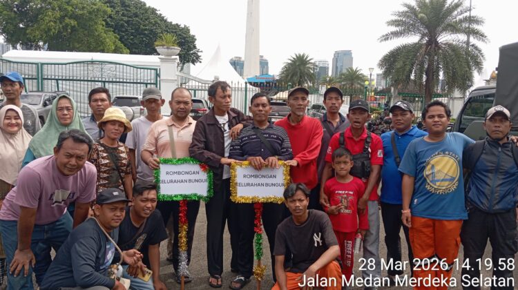 Ratusan Warga Bungur Ikuti Pembagian Sembako Presiden di Monas, Dikawal Aparat