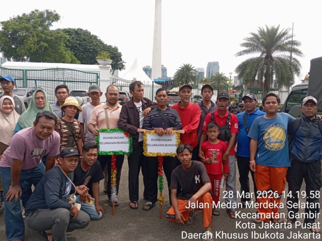 
					Ratusan Warga Bungur Ikuti Pembagian Sembako Presiden di Monas, Dikawal Aparat