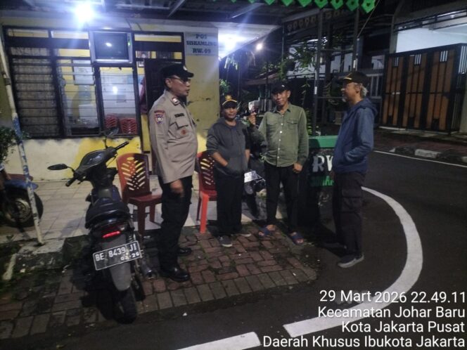 
					Dini Hari di Johar Baru, Polisi Sambangi Poskamling RW 09 Perkuat Deteksi Dini Kamtibmas