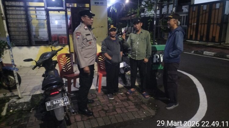 Dini Hari di Johar Baru, Polisi Sambangi Poskamling RW 09 Perkuat Deteksi Dini Kamtibmas