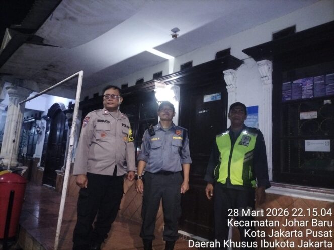 
					Jelang Tengah Malam, Polisi Sambangi Poskamling RW 07 Johar Baru Perkuat Kewaspadaan Warga