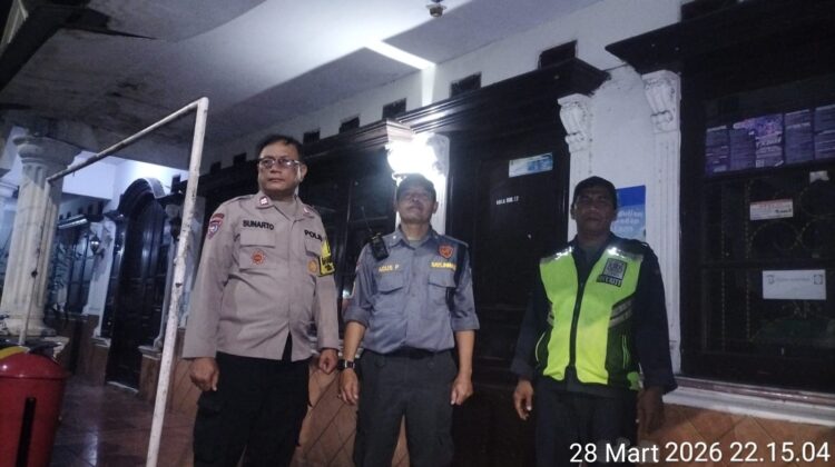 Jelang Tengah Malam, Polisi Sambangi Poskamling RW 07 Johar Baru Perkuat Kewaspadaan Warga