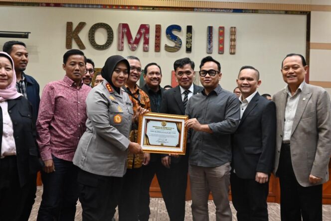 
					Komisi III DPR RI Beri Penghargaan ke Kapolres Metro Bekasi atas keberhasilan mengawal konflik antara Warga dengan Pengembang secara damai.