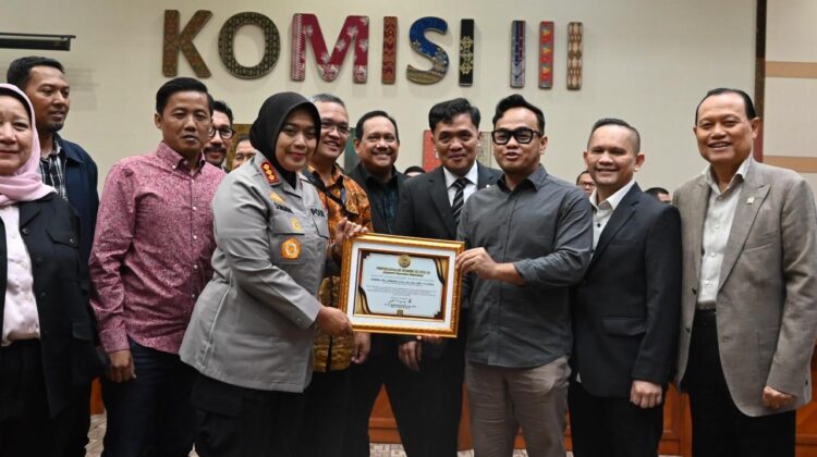 Komisi III DPR RI Beri Penghargaan ke Kapolres Metro Bekasi atas keberhasilan mengawal konflik antara Warga dengan Pengembang secara damai.