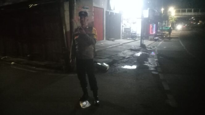 
					Bhabinkamtibmas Polsek Senen Patroli Dini Hari, Antisipasi Tawuran dan Kejahatan Jalanan