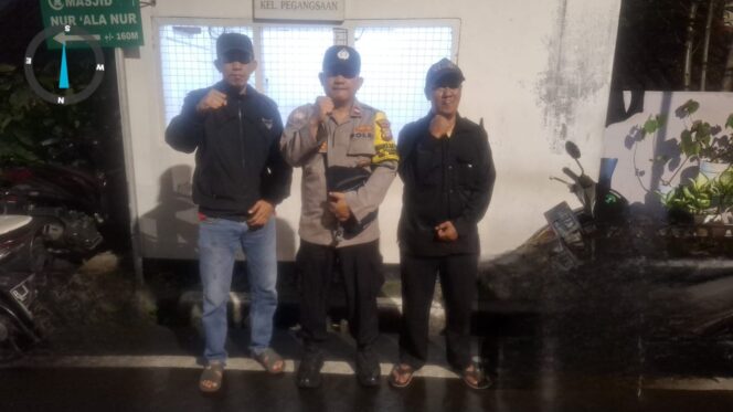 
					Sambang Dinihari Bhabinkamtibmas Pegangsaan, Satkamling RT 02 RW 07 Diperkuat