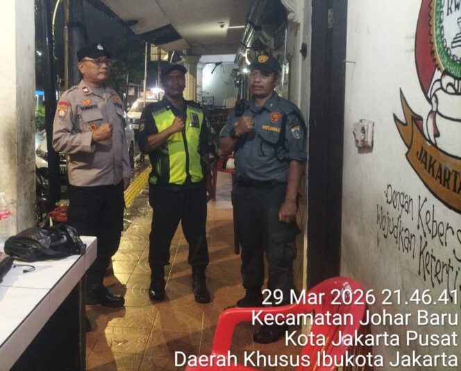 
					Sambangi Pos Kamling Dini Hari, Polisi dan Warga Perkuat Keamanan Lingkungan