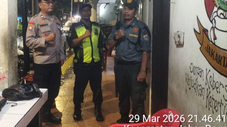 Sambangi Pos Kamling Dini Hari, Polisi dan Warga Perkuat Keamanan Lingkungan