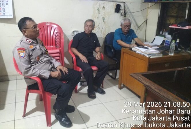 
					Patroli Malam di RW 07 Johar Baru, Polisi dan Warga Kompak Jaga Keamanan