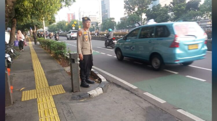 Polisi Atur Lalu Lintas Pagi di Salemba dan Senen, Antisipasi Kemacetan Jam Kerja