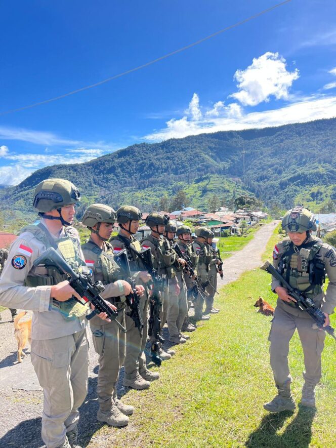 
					Humanis dan Presisi, Satgas Ops Damai Cartenz 2026 Hadirkan Rasa Aman dalam Patroli dan Pengamanan Ibadah di Sinak