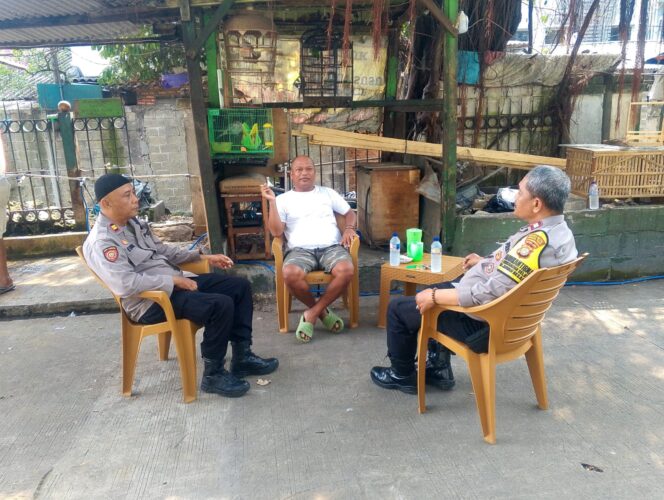 
					Kapolsubsektor Mangga Dua Selatan Laksanakan Patroli Dialogis dan Halal Bihalal di Rumah Warga