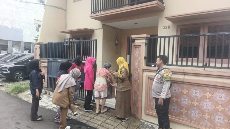 Kebersamaan Bhabinkamtibmas Gunung Sahari Utara dan Warga Dalam Monitoring PSN di RW 06