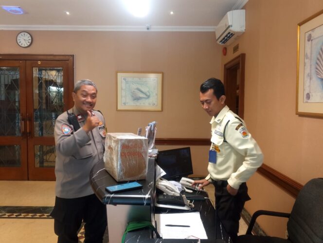 
					Patroli Dialogis Pascaleberan, Bhabinkamtibmas Mangga Dua Selatan Pantau Aktivitas Ekonomi Warga