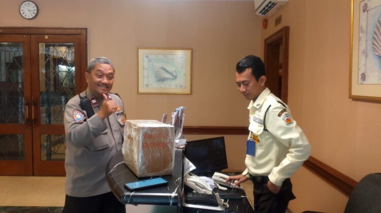 Patroli Dialogis Pascaleberan, Bhabinkamtibmas Mangga Dua Selatan Pantau Aktivitas Ekonomi Warga
