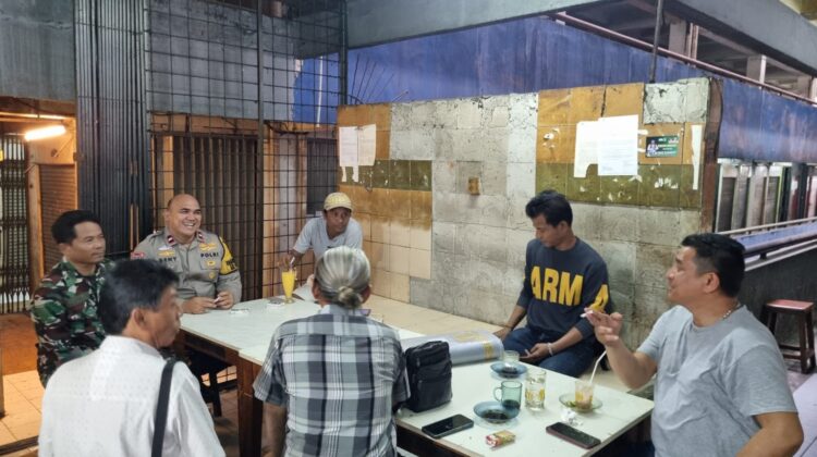 Sambang Dan Patroli Dialogis Bhabinkamtibmas Bersama Babinsa Di Pasar Tanah Abang