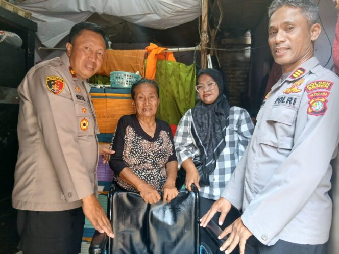 
					Polsek Senen Salurkan Kursi Roda untuk Lansia di Kramat, Jakarta Pusat