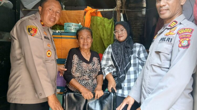 Polsek Senen Salurkan Kursi Roda untuk Lansia di Kramat, Jakarta Pusat