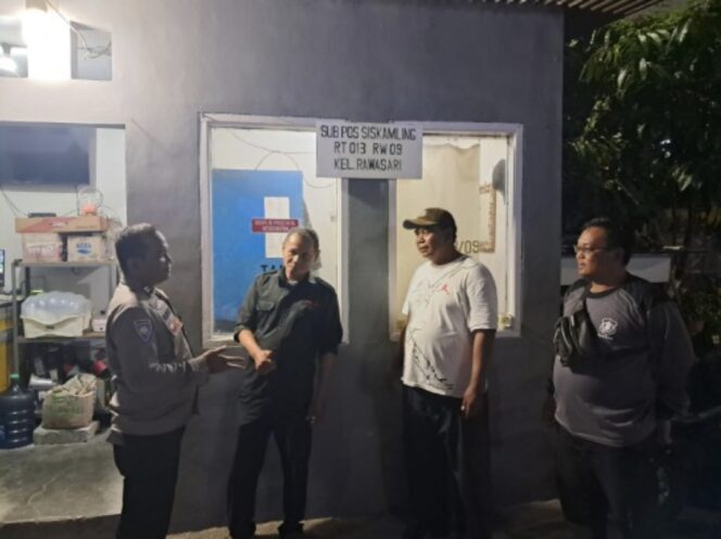 
					Bhabinkamtibmas Rawasari Sambangi Pos Satkamling, Perkuat Sinergi Jaga Keamanan Lingkungan