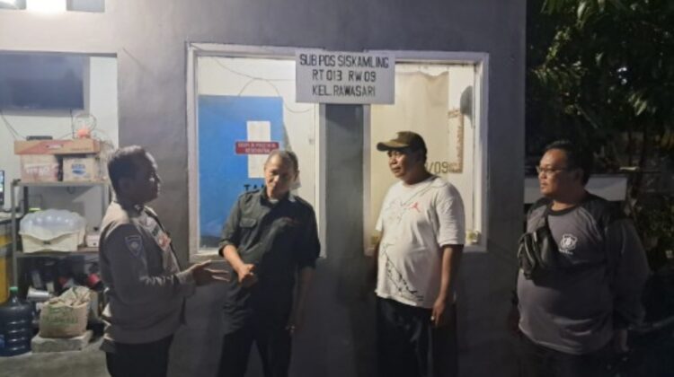 Bhabinkamtibmas Rawasari Sambangi Pos Satkamling, Perkuat Sinergi Jaga Keamanan Lingkungan