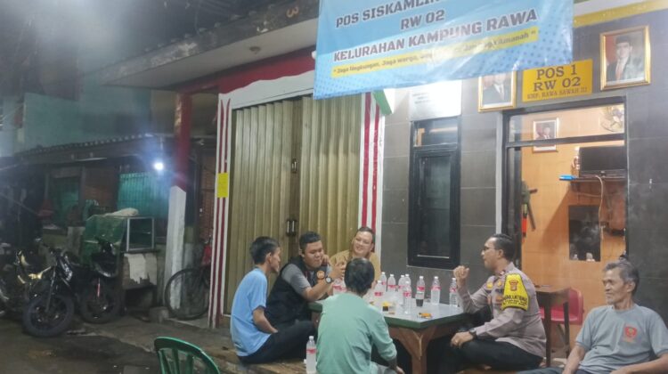 Jaga Malam Tetap Aman, Polisi Sambangi Poskamling Kampung Rawa Perkuat Sinergi Warga