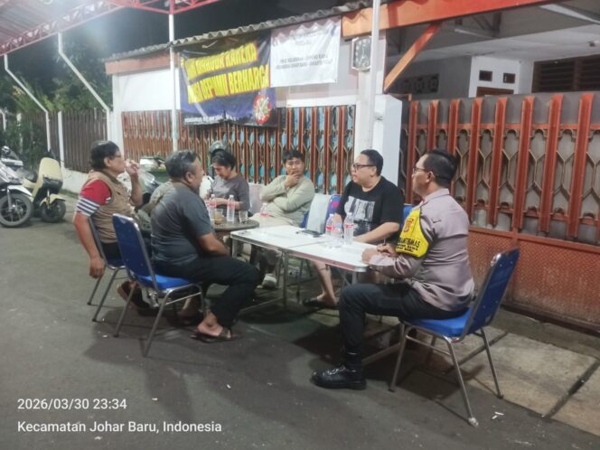 
					Sambang Poskamling RW 07, Polisi Ajak Warga Kampung Rawa Tingkatkan Kewaspadaan Malam Hari