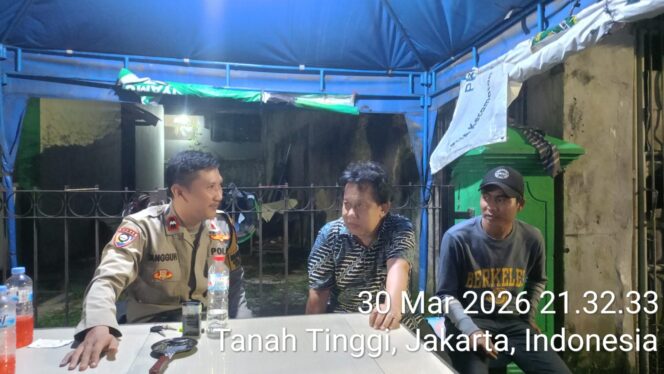 
					Cooling System Malam Hari, Bhabinkamtibmas Tanah Tinggi Perkuat Sinergi dengan Warga