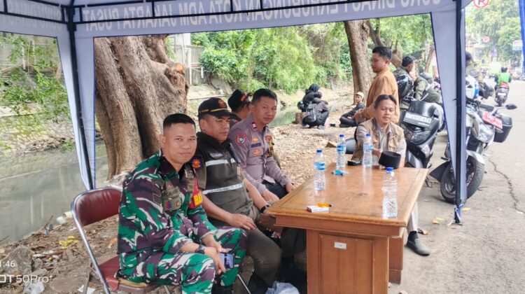 Tiga Pilar Kebon Kacang Tertibkan PKL dan Parkir Liar di Jalan Kebon Kacang 30