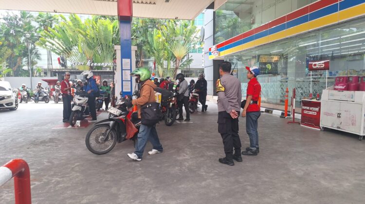 Monitoring Bhabinkamtibmas Gelora, Stok BBM di SPBU Hang Lekir Dipastikan Aman