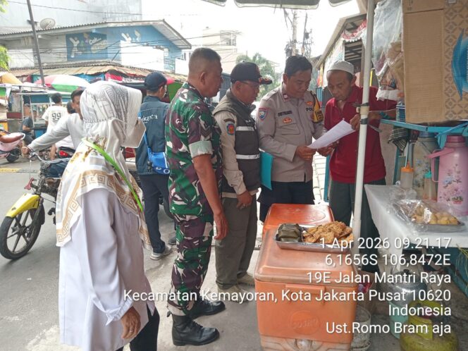 
					Rabu Tertib, Polisi dan Tiga Pilar Tertibkan PKL di Jalan Gardu Asem Secara Humanis