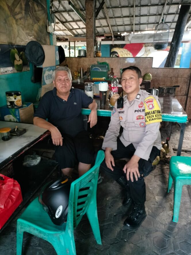 
					Bhabinkamtibmas Kebon Kosong Aktif Sambang Usaha Warga, Ajak Jaga Lingkungan Bersama