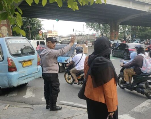 Strong Point Sore Hari, Polsek Cempaka Putih Hadir Atur Lalin dan Jaga Keamanan Warga
