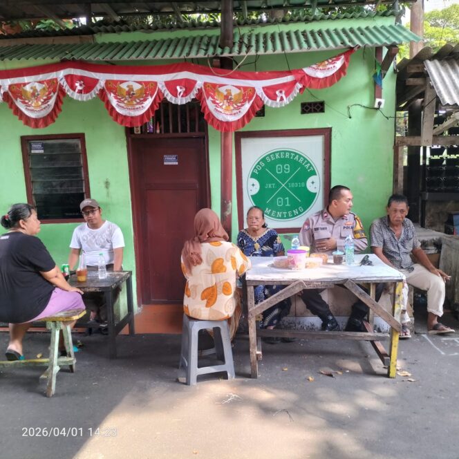 
					Sambang Pos RT 09 Tenggulun, Bhabinkamtibmas Menteng Ajak Warga Perkuat Kamtibmas