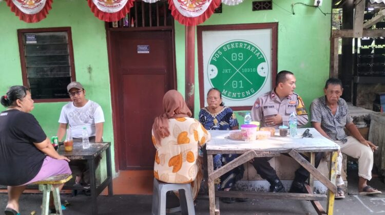 Sambang Pos RT 09 Tenggulun, Bhabinkamtibmas Menteng Ajak Warga Perkuat Kamtibmas