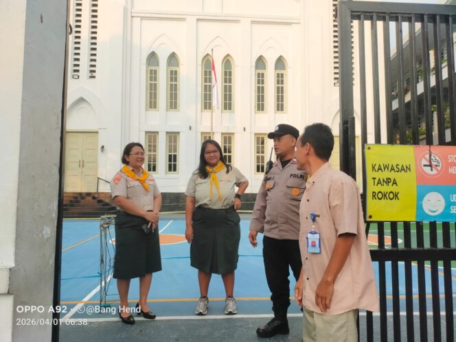 
					Bhabinkamtibmas Pantau Aktivitas Siswa di SMA Advent 1 Jakarta, Antisipasi Tawuran dan Kepadatan Lalin