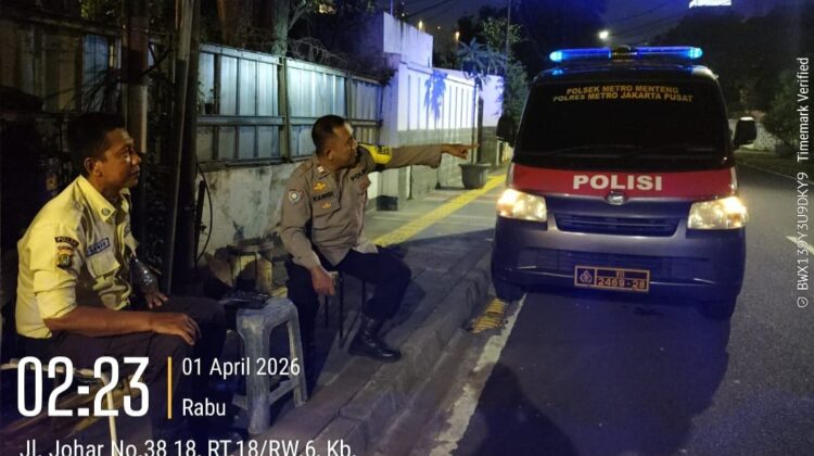 Patroli Tengah Malam, Bhabinkamtibmas Gondangdia Perkuat Satkamling Antisipasi Kejahatan