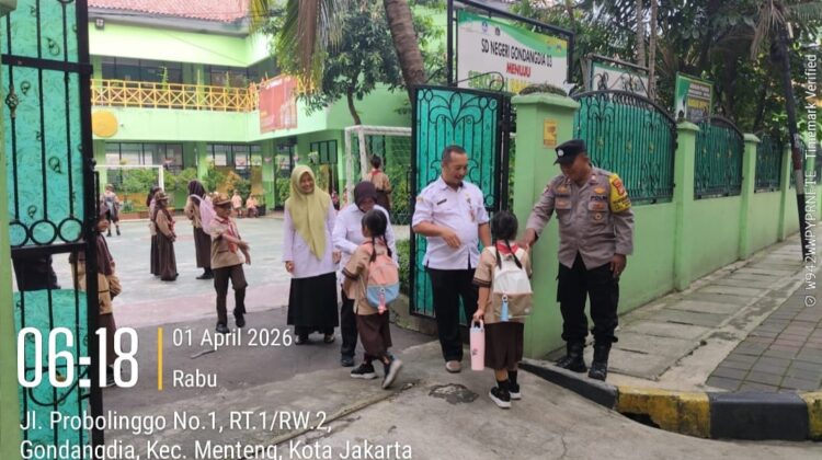 Humanis dan Sigap, Bhabinkamtibmas Gondangdia Kawal Siswa SDN Gondangdia 03 di Jam Sibuk Pagi