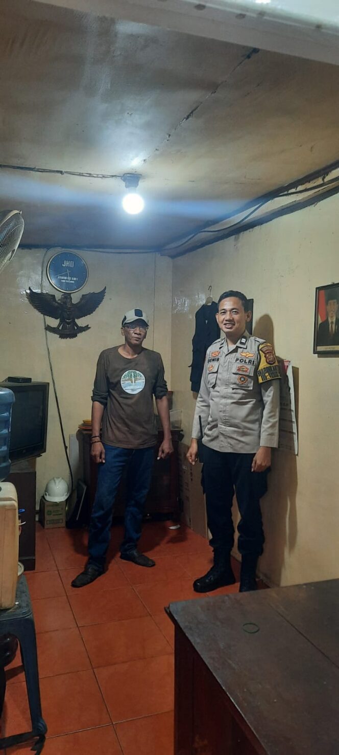 
					Bhabinkamtibmas Kebon Melati Sambangi Pos Kamling RW 006, Tingkatkan Kesiapsiagaan Warga