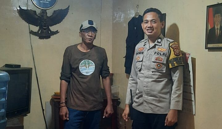 Bhabinkamtibmas Kebon Melati Sambangi Pos Kamling RW 006, Tingkatkan Kesiapsiagaan Warga