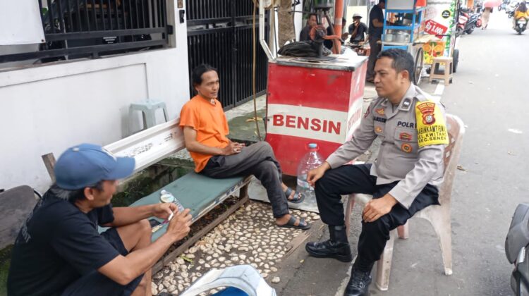 Bhabinkamtibmas Patroli dan Sambang Warga Kwitang, Antisipasi Gangguan Kamtibmas