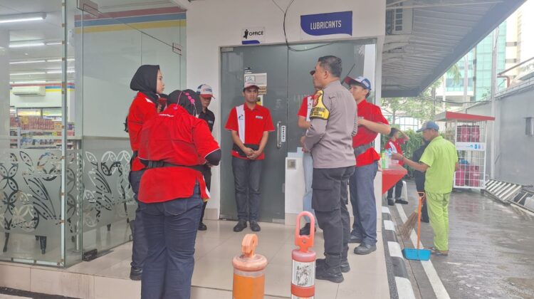 Bhabinkamtibmas Kelurahan Gelora Sambangi SPBU Hang Lekir, Imbau Petugas Tingkatkan Kewaspadaan Kamtibmas