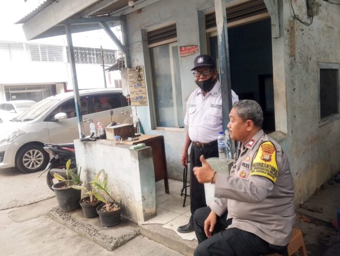 
					Kepedulian Bhabinkamtibmas Mangga Dua Selatan Beri Arahan Satpam, Cegah Curanmor dan Konflik Sosial