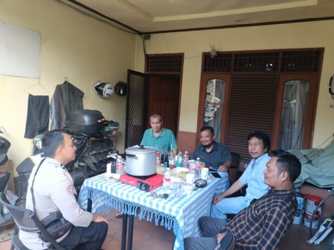 
					Bhabinkamtibmas Gunung Sahari Utara Sambangi Rumah Tokoh Masyarakat, Perkuat Kamtibmas Pasca Libur lebaran