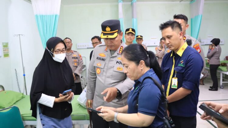 Kapolres Metro Bekasi Kota Jenguk 17 Korban Kebakaran Cimuning, Salurkan Tali Asih dan Dukungan Moril
