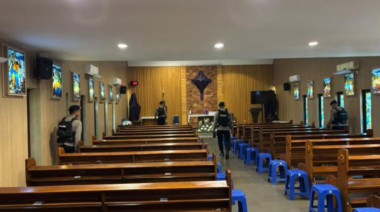 Brimob Polda Metro Sterilisasi Gereja Pastikan Paskah Aman